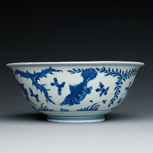 Een Chinese blauw-witte kom met karpers, Chenghua merk, Kangxi — foto 3