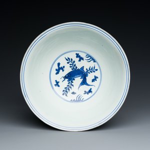 Een Chinese blauw-witte kom met karpers, Chenghua merk, Kangxi — foto 5