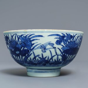 Een Chinese blauw-witte kom met kraanvogels bij een vijver, Shen De Tang Bo Gu Zhi merk, Transitie periode — foto 2