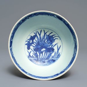 Een Chinese blauw-witte kom met kraanvogels bij een vijver, Shen De Tang Bo Gu Zhi merk, Transitie periode — foto 5