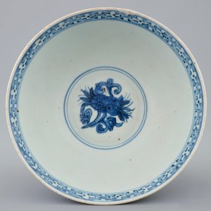 Een Chinese blauw-witte kom met kraanvogels, Ming Dynastie — foto 6