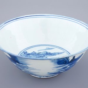 Een Chinese blauw-witte kom met landschapsdecor rondom, Ming Dynastie — foto 7