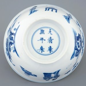 Een Chinese blauw-witte kom met lange Lijzen, Kangxi merk en periode — foto 4