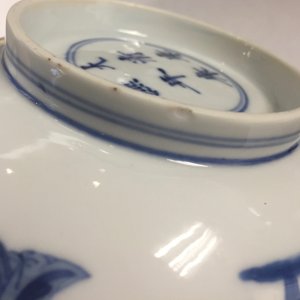 Een Chinese blauw-witte kom met lange Lijzen, Kangxi merk en periode — foto 5