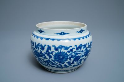 Een Chinese blauw-witte kom met lotusslingers, Kangxi