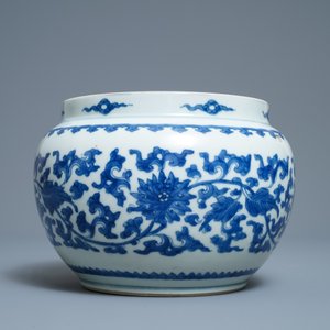 Een Chinese blauw-witte kom met lotusslingers, Kangxi — foto 4