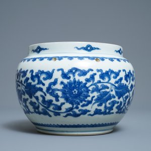 Een Chinese blauw-witte kom met lotusslingers, Kangxi — foto 5