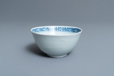 Een Chinese blauw-witte kom met mat-geglazuurde buitenkant, Fu merk, Ming