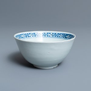 Een Chinese blauw-witte kom met mat-geglazuurde buitenkant, Fu merk, Ming — foto 1