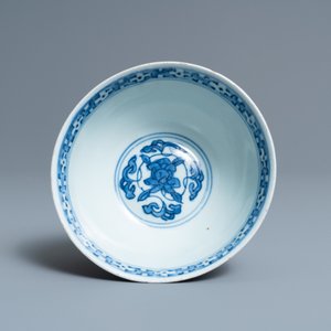 Een Chinese blauw-witte kom met mat-geglazuurde buitenkant, Fu merk, Ming — foto 6