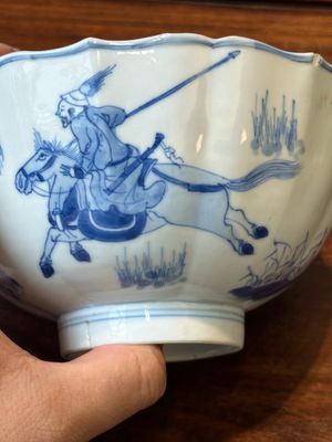Een Chinese blauw-witte kom met Mongoolse jachtscènes, Chenghua merk, Kangxi — foto 12