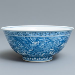 Een Chinese blauw-witte kom met mythische dieren, Guangxu merk, 19/20e eeuw — foto 1