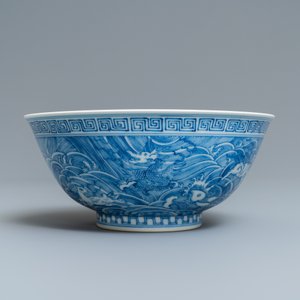 Een Chinese blauw-witte kom met mythische dieren, Guangxu merk, 19/20e eeuw — foto 2