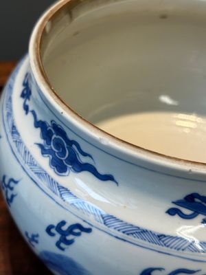 Een Chinese blauw-witte kom met mythische dieren, Kangxi — foto 5