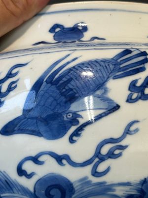 Een Chinese blauw-witte kom met mythische dieren, Kangxi — foto 6