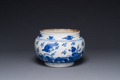 Een Chinese blauw-witte kom met mythische dieren, Kangxi