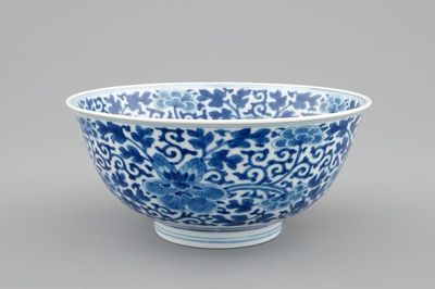 Een Chinese blauw-witte kom met pioenrozen, Qianlong merk en periode
