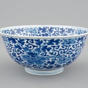 Een Chinese blauw-witte kom met pioenrozen, Qianlong merk en periode — foto 1