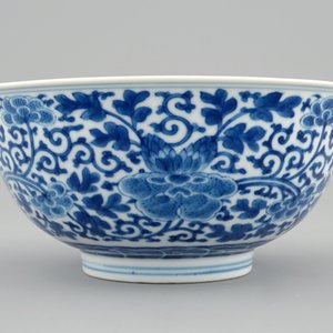 Een Chinese blauw-witte kom met pioenrozen, Qianlong merk en periode — foto 5