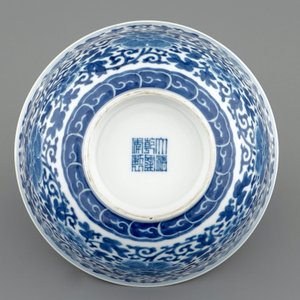 Een Chinese blauw-witte kom met pioenrozen, Qianlong merk en periode — foto 7