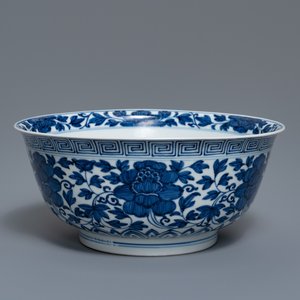 Een Chinese blauw-witte kom met pioenslingers, Kangxi — foto 1