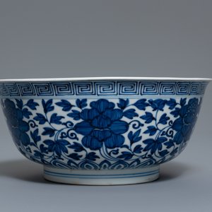 Een Chinese blauw-witte kom met pioenslingers, Kangxi — foto 5