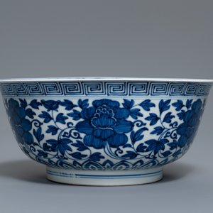 Een Chinese blauw-witte kom met pioenslingers, Kangxi — foto 8