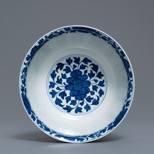 Een Chinese blauw-witte kom met pioenslingers, Kangxi — foto 9