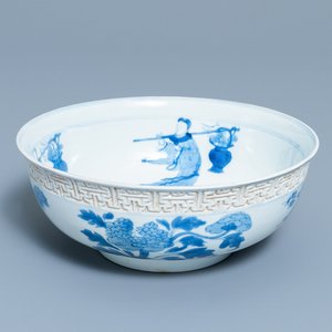 Een Chinese blauw-witte kom met reliëfdecor, Kangxi — foto 1