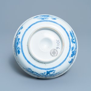 Een Chinese blauw-witte kom met reliëfdecor, Kangxi — foto 7