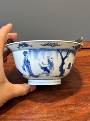 Een Chinese blauw-witte kom met spelende jongens en dames in een tuin met zilveren beugel, Chenghua merk, Kangxi — foto 1