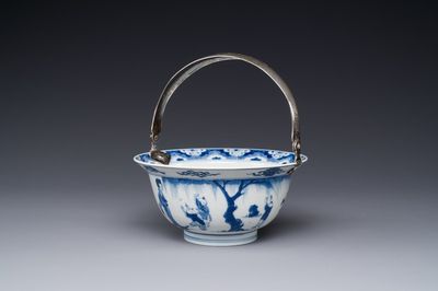 Een Chinese blauw-witte kom met spelende jongens en dames in een tuin met zilveren beugel, Chenghua merk, Kangxi