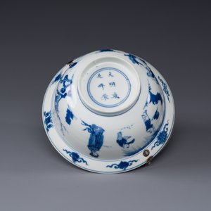 Een Chinese blauw-witte kom met spelende jongens en dames in een tuin met zilveren beugel, Chenghua merk, Kangxi — foto 5