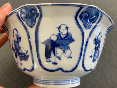 Een Chinese blauw-witte kom met spelende jongens, Fu Hai Cang Zhen 福海藏珍 merk, Daoguang — foto 5