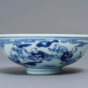 Een Chinese blauw-witte kom met spelende jongens, Yongzheng merk en periode — foto 1