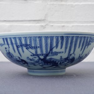 Een Chinese blauw-witte kom met spelende jongens, Yongzheng merk en periode — foto 11