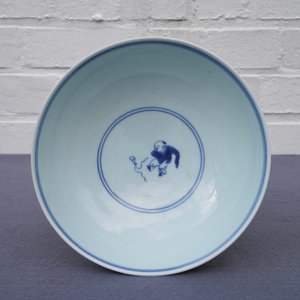 Een Chinese blauw-witte kom met spelende jongens, Yongzheng merk en periode — foto 14