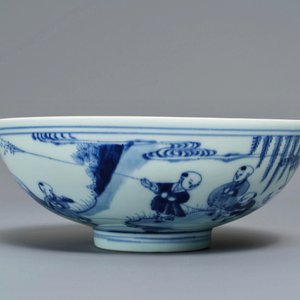 Een Chinese blauw-witte kom met spelende jongens, Yongzheng merk en periode — foto 3