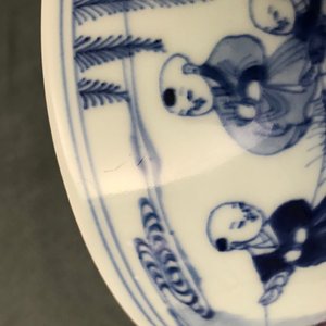 Een Chinese blauw-witte kom met spelende jongens, Yongzheng merk en periode — foto 8