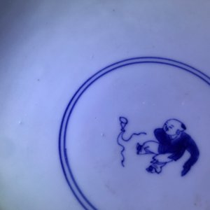 Een Chinese blauw-witte kom met spelende jongens, Yongzheng merk en periode — foto 9