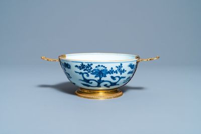 Een Chinese blauw-witte kom met vergulde Augsburg monturen, ex-coll. August de Sterke, Kangxi