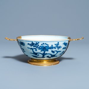 Een Chinese blauw-witte kom met vergulde Augsburg monturen, ex-coll. August de Sterke, Kangxi — foto 1