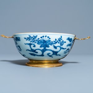Een Chinese blauw-witte kom met vergulde Augsburg monturen, ex-coll. August de Sterke, Kangxi — foto 4