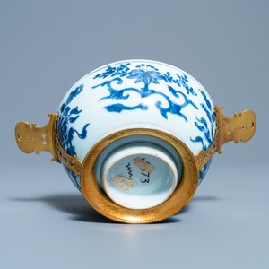 Een Chinese blauw-witte kom met vergulde Augsburg monturen, ex-coll. August de Sterke, Kangxi — foto 7