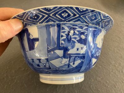 Een Chinese blauw-witte kom met verhalend decor, Kangxi merk en periode — foto 3