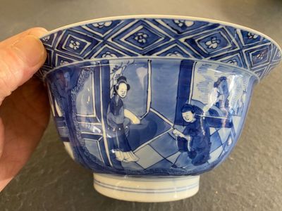 Een Chinese blauw-witte kom met verhalend decor, Kangxi merk en periode — foto 7