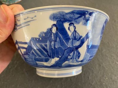 Een Chinese blauw-witte kom met verhalend decor, Kangxi merk en periode — foto 3