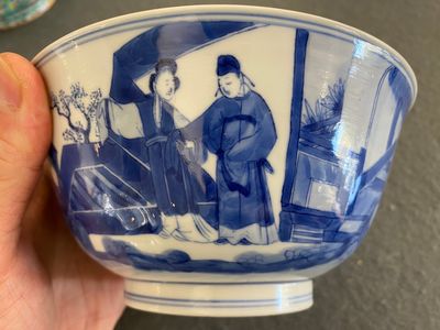 Een Chinese blauw-witte kom met verhalend decor, Kangxi merk en periode — foto 6