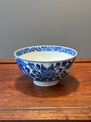 Een Chinese blauw-witte kom met vogels tussen bloessemtakken, Shen De Tang Bo Gu Zhi 慎德堂博古製 mark, Kangxi — foto 2