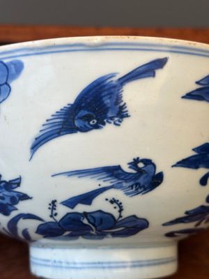 Een Chinese blauw-witte kom met vogels tussen bloessemtakken, Shen De Tang Bo Gu Zhi 慎德堂博古製 mark, Kangxi — foto 7